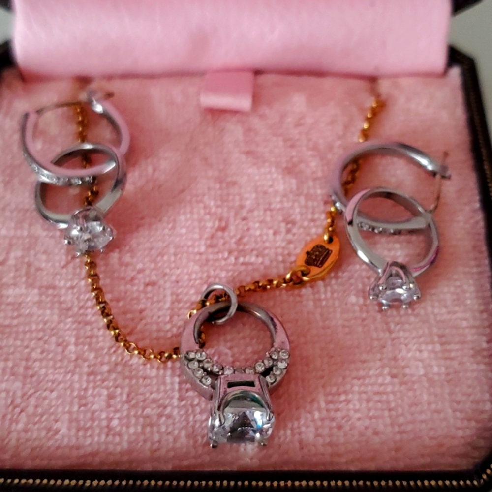 Juicy necklace and earrings